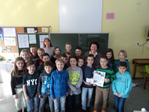 Schüler 4b Anne-Frank Schule mit Urkunde